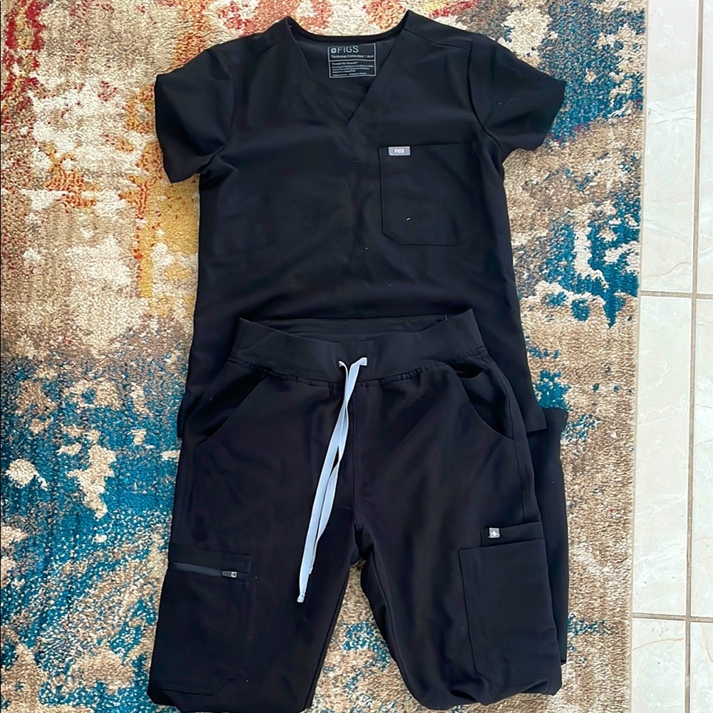 FIGS Black Technical Collection Scrub set